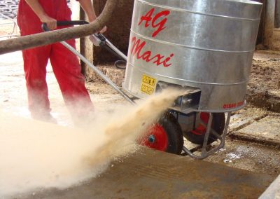 Kreiktuvas AG Maxi kreikimui susmulkintų šiaudų, pjuvenų ir dezinfekcinių medžiagų
