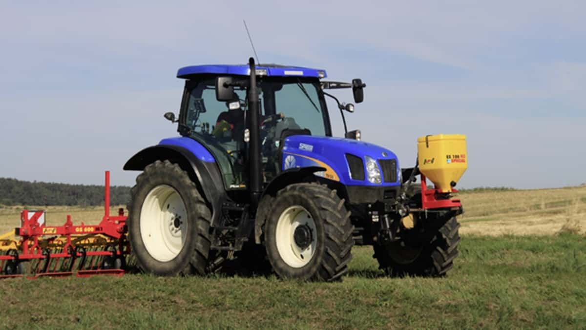 Žolės sėklų sėjamoji ES 100 M3 Special pakabinta ant traktoriaus priekio akėjant