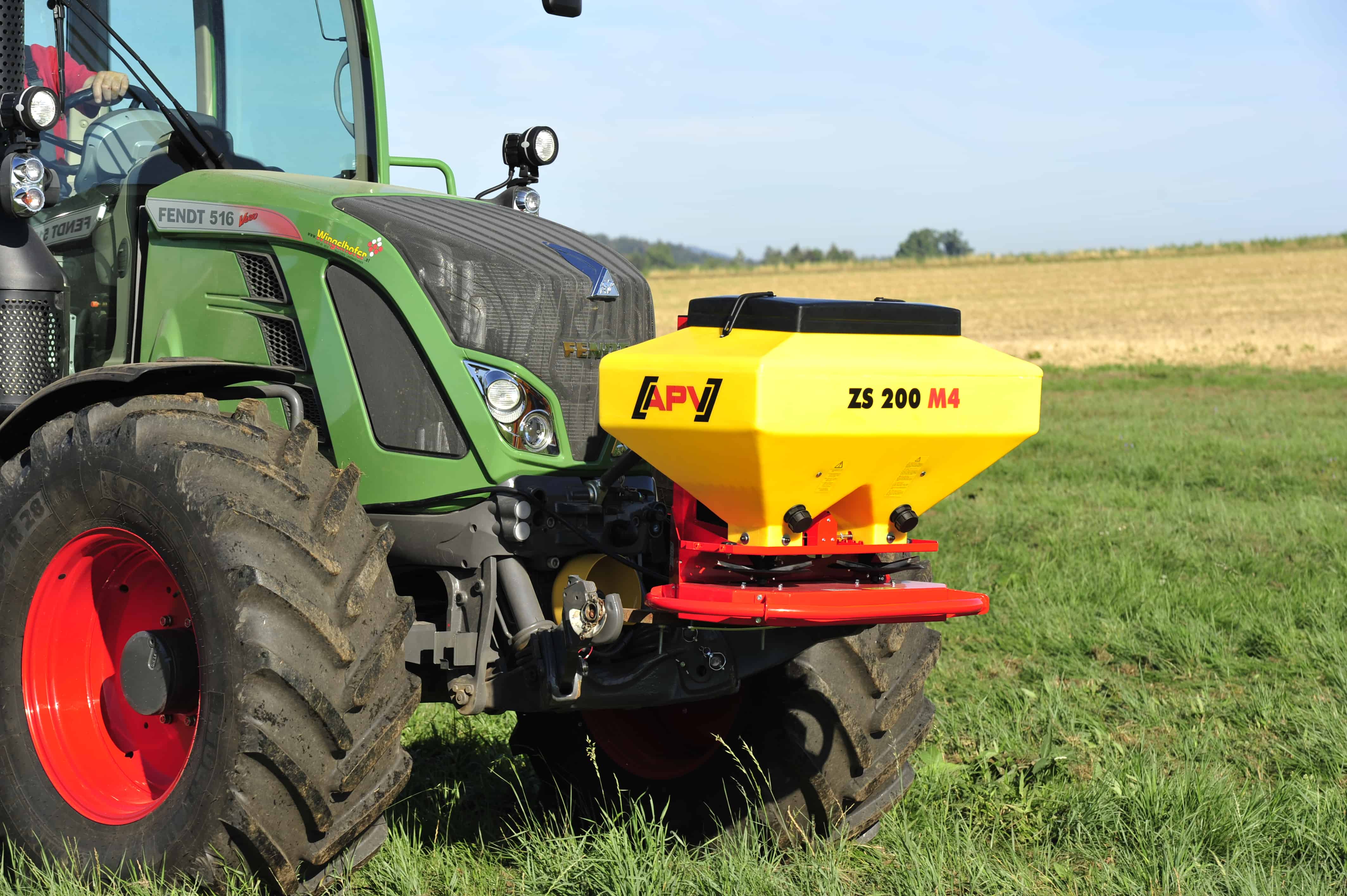 Žolės sėklų elektrinė sėjamoji ZS 200 M4 pakabinta ant traktoriaus priekio